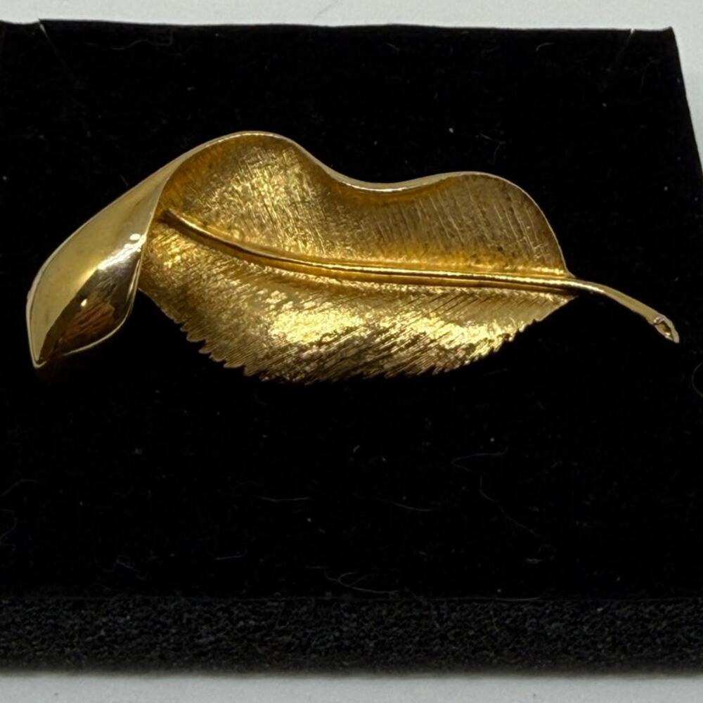 VINTAGE EMMONS Leaf Feather Brooch Signed Gold Tone Textured Pin Jewelry 3in MCM